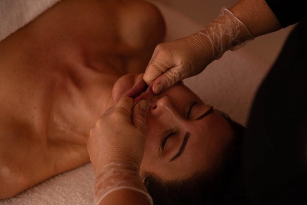 Facial sculpting massage supporting natural facial contours